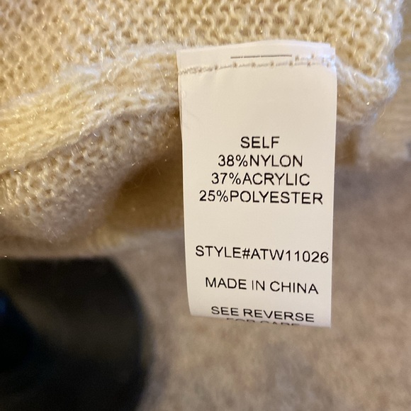 NWT Andthewhy Cream Sweater with Rainbow and Shell Stitch Detail Lightweight - Picture 5 of 6